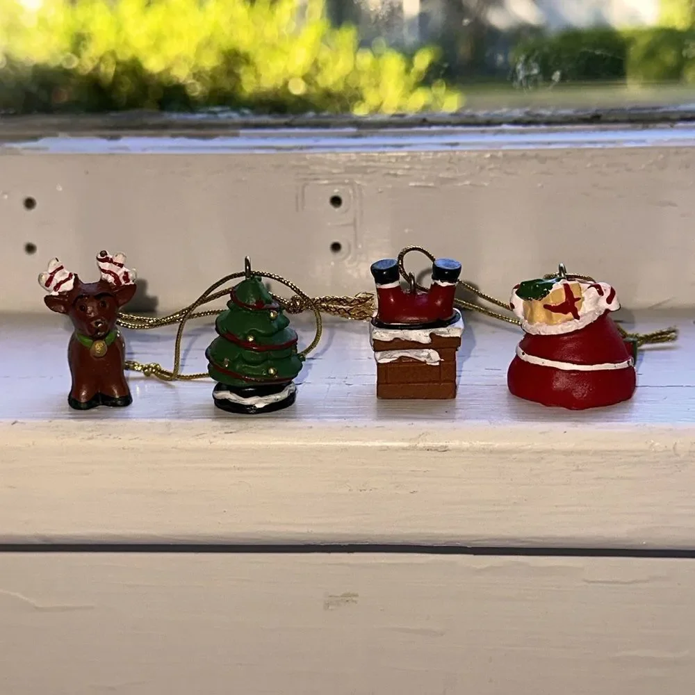 Lot of‎ 13 small resin plastic Christmas tree ornaments